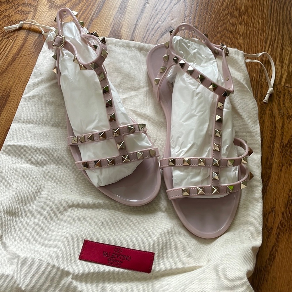 NEW NEVER WORN Valentino Garavani Rockstud Jelly Sandals in Light Pink (Size 38)
